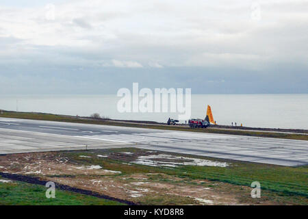 Trabzon. 14Th Jan, 2018. Photo prise le 14 janvier 2018 montre le site de l'accident où un avion Pegasus Airlines a glissé hors de la piste à l'aéroport de Trabzon par la mer Noire à Trabzon, Turquie. Passage d'un avion qui appartient à la Turquie de Pegasus Airlines a glissé hors de la piste de l'aéroport de Trabzon samedi et s'est retrouvé à mi-chemin dans une pente abrupte dans la mer Noire, selon la presse turque, le dimanche. Source : Xinhua/Alamy Live News Banque D'Images