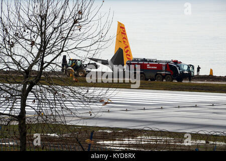 Trabzon. 14Th Jan, 2018. Photo prise le 14 janvier 2018 montre le site de l'accident où un avion Pegasus Airlines a glissé hors de la piste à l'aéroport de Trabzon par la mer Noire à Trabzon, Turquie. Passage d'un avion qui appartient à la Turquie de Pegasus Airlines a glissé hors de la piste de l'aéroport de Trabzon samedi et s'est retrouvé à mi-chemin dans une pente abrupte dans la mer Noire, selon la presse turque, le dimanche. Source : Xinhua/Alamy Live News Banque D'Images