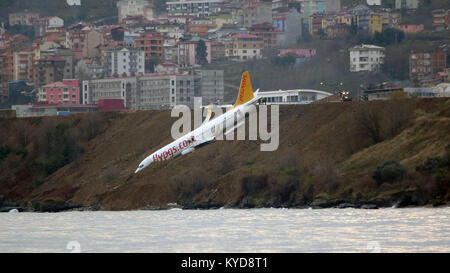 Trabzon. 14Th Jan, 2018. Photo prise le 14 janvier 2018 montre un Pegasus Airlines avion qui a glissé hors de la piste à l'aéroport de Trabzon par la mer Noire à Trabzon, Turquie. Passage d'un avion qui appartient à la Turquie de Pegasus Airlines a glissé hors de la piste de l'aéroport de Trabzon samedi et s'est retrouvé à mi-chemin dans une pente abrupte dans la mer Noire, selon la presse turque, le dimanche. Source : Xinhua/Alamy Live News Banque D'Images