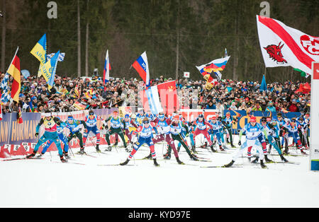 Inzell, Allemagne. 14Th Jan, 2018. Les biathlètes lancement de la Men's 15km départ groupé à la concurrence de la Coupe du monde de Biathlon IBU BMW à Ruhpolding. (Photo crédit : Gonzales Photo/Alamy Live News Banque D'Images