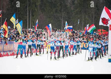 Inzell, Allemagne. 14Th Jan, 2018. Les biathlètes s'alignent pour le départ pour les hommes 15km départ groupé à la concurrence de la Coupe du monde de Biathlon IBU BMW à Ruhpolding. (Photo crédit : Gonzales Photo/Alamy Live News Banque D'Images