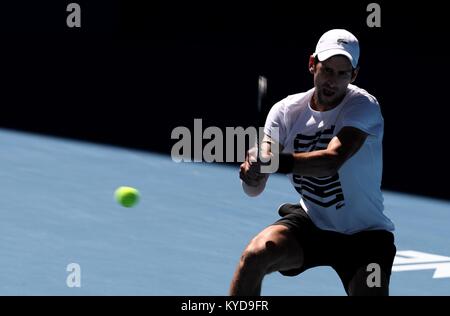 Melbourne, Australie. 14Th Jan, 2018. Novak Djokovic la Serbie participe à une session de formation à venir de l'Open d'Australie 2018 à Melbourne Park, Melbourne, Australie, 14 janvier 2018. Credit : Bai Xuefei/Xinhua/Alamy Live News Banque D'Images