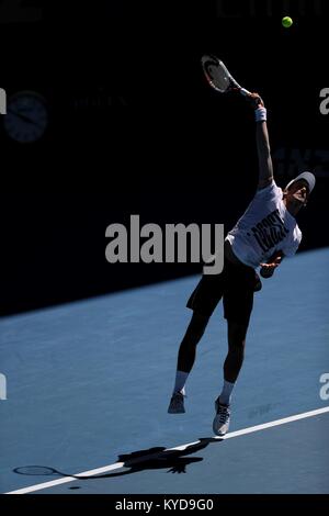 Melbourne, Australie. 14Th Jan, 2018. Novak Djokovic la Serbie participe à une session de formation à venir de l'Open d'Australie 2018 à Melbourne Park, Melbourne, Australie, 14 janvier 2018. Credit : Bai Xuefei/Xinhua/Alamy Live News Banque D'Images