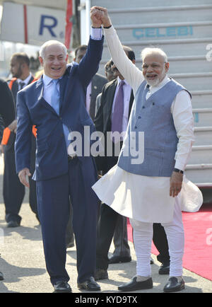 New Delhi, Inde. 14Th Jan, 2018. Le Premier Ministre indien Narendra Modi (R) se félicite de la visite du Premier ministre israélien Benjamin Netanyahu à Palam Airforce Station de New Delhi, Inde, 14 janvier 2018. Netanyahu est arrivé ici dimanche sur une visite de six jours en Inde, qui vise à promouvoir le domaine de la défense et des relations commerciales. Credit : Partha Sarkar/Xinhua/Alamy Live News Banque D'Images