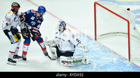 Mannheim, Allemagne. 14Th Jan, 2018. Andrew de Mannheim Desjardins (M) marque le 6:1 passer Berlin's gardien Petri Vehanen (R) et Daniel Richmond au SAP-Arena de Mannheim, Allemagne, 14 janvier 2018. Credit : Uwe Anspach/dpa/Alamy Live News Banque D'Images