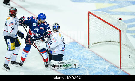 Mannheim, Allemagne. 14Th Jan, 2018. Andrew de Mannheim Desjardins (M) marque le 6:1 passer Berlin's gardien Petri Vehanen (R) et Daniel Richmond au SAP-Arena de Mannheim, Allemagne, 14 janvier 2018. Credit : Uwe Anspach/dpa/Alamy Live News Banque D'Images