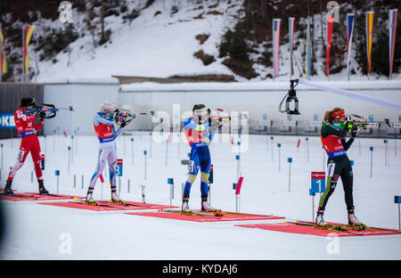 Inzell, Allemagne. 14Th Jan, 2018. L'Allemagne, à Ruhpolding - le 14 janvier 2017. Kaisa Makarainen (2) de la Finlande, Laura Dahlmeier (9) de l'Allemagne sont de tir debout à la Women's 12,5km départ groupé à la concurrence de la Coupe du monde de Biathlon IBU BMW à Ruhpolding. (Photo crédit : Gonzales Photo/Alamy Live News Banque D'Images