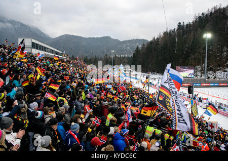 Inzell, Allemagne. 14Th Jan, 2018. Des milliers de fans montre lors de l'événement de démarrage de masse des femmes (12,5 km) de la Coupe du monde à l'arène Chiemgau à Ruhpolding, Allemagne, 14 janvier 2018. Credit : Matthias Balk/dpa/Alamy Live News Banque D'Images