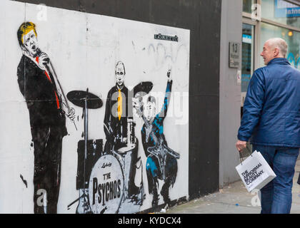 Shoreditch, London, 14 Jan 2018. Les Londoniens et les touristes à réagir et d'interagir avec une nouvelle pièce d'art de rue par Loretto, représentant le président américain, Donald Trump comme chanteur du groupe 'Les Psychos', avec Vladimir Poutine à la batterie et de la Corée du Nord Kim Jong-un à la guitare. Le travail est par l'artiste basé à Londres, dont les pièces à Loretto contexte sociopolitique, dans banksy-esque style, ont paru sur Londres au cours de l'année dernière. Credit : Imageplotter News et Sports/Alamy Live News Banque D'Images