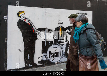 Shoreditch, London, 14 Jan 2018. Les Londoniens et les touristes à réagir et d'interagir avec une nouvelle pièce d'art de rue par Loretto, représentant le président américain, Donald Trump comme chanteur du groupe 'Les Psychos', avec Vladimir Poutine à la batterie et de la Corée du Nord Kim Jong-un à la guitare. Le travail est par l'artiste basé à Londres, dont les pièces à Loretto contexte sociopolitique, dans banksy-esque style, ont paru sur Londres au cours de l'année dernière. Credit : Imageplotter News et Sports/Alamy Live News Banque D'Images