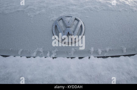 Detroit, USA. 14Th Jan, 2018. Le logo d'une Volkswagen est couvert dans des cristaux de glace sur l'avant-cour d'un concessionnaire à Detroit, Michigan, USA, le 14 janvier 2018. Credit : Boris Roessler/dpa/Alamy Live News Banque D'Images