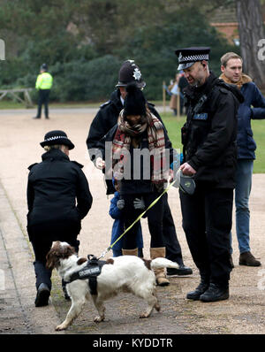 Sandringham, Norfolk, Royaume-Uni. 14Th Jan, 2018. Un petit garçon se cache des policiers avant d'être fouillé avant de regarder les membres de la famille royale à l'Eglise Sainte-marie Madeleine de dimanche matin, à Sandringham, Norfolk, le 14 janvier 2018 Crédit : Paul Marriott/Alamy Live News Banque D'Images