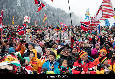 Inzell, Allemagne. 14Th Jan, 2018. Les spectateurs applaudir la mass-start hommes (15 km) de l'événement de la Coupe du monde à l'arène Chiemgau à Ruhpolding, Allemagne, 14 janvier 2018. Crédit : Sven Hoppe/dpa/Alamy Live News Banque D'Images