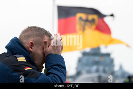 Wilhelmshaven, Allemagne. 15 Jan, 2018. Un soldat de marine les sanglots incontrôlables à bord du navire marin 'Hessen' après son bien-aimé d'adieu à la famille à la base navale de Wilhelmshaven, Allemagne, 15 janvier 2018. La frégate 'Hessen' sera en direction de la côte est américaine, se joindre à une frégate norvégienne et plusieurs navires militaires américains, dont le porte-avions USS Harry S. Truman, afin de participer à deux manouvers en mer. Dpa : Crédit photo alliance/Alamy Live News Banque D'Images