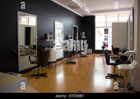 Portugal, Algarve, Lagoa. Circa 25.05.2013 moderne vide Victor Picado coiffure avec des chaises et des miroirs. Banque D'Images