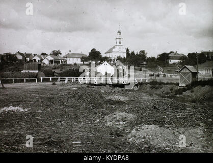 Szemben une église, un balra katolikus plébánia épülete. Fortepan 95128 Banque D'Images