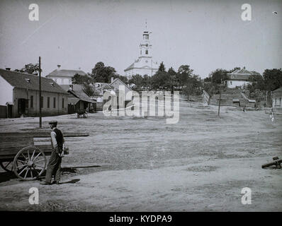 Szemben une église, un balra katolikus plébánia épülete. Fortepan 95148 Banque D'Images