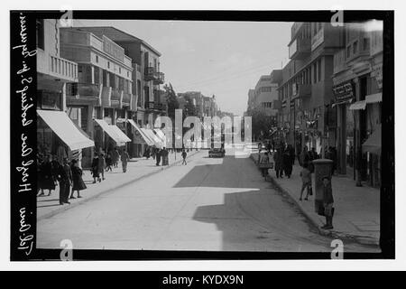 Herzl Avenue à tel Aviv, Israël, vers le sud : une artère urbaine importante connue pour ses monuments culturels, ses boutiques et sa forte densité de circulation piétonne et automobile. Banque D'Images