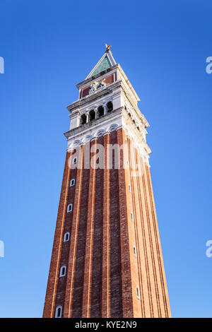 Le clocher de la basilique Saint-Marc dans la place San Marco en Vénétie, Venise, Italie, Europe. Banque D'Images