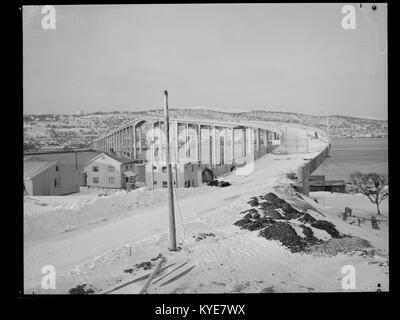 Une photographie de Tromsø, Norvège, prise en 2015, capturant des rues, des bâtiments, et des espaces publics urbains dans la ville. Banque D'Images