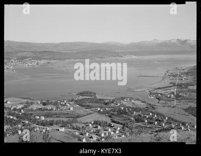 Photographie de Tromsø, Norvège, prise en novembre 2015, montrant des rues urbaines, des bâtiments et le paysage enneigé environnant, illustrant l'environnement de la ville arctique. Banque D'Images
