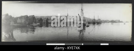 Une photographie panoramique de Tromsø, en Norvège, prise en 2016, montrant l'aménagement urbain, les bâtiments et les caractéristiques du paysage environnant. Banque D'Images