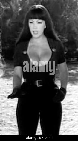 Le film “Faster, Pussycat ! Tuez ! Tuez !” (1965) met en vedette l'actrice Tura Satana dans le rôle principal de Varla, dans un film d'action d'exploitation stylisé réalisé par Russ Meyer, remarquable pour son statut culte et sa caractérisation féminine audacieuse. Banque D'Images