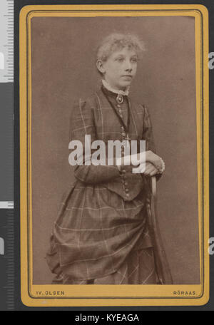Photographie historique d'une jeune femme de Røros, Norvège, montrant des vêtements traditionnels, une coiffure et des aspects de la vie rurale norvégienne au début du XXe siècle. Banque D'Images