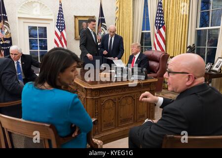 Le Président américain Donald Trump lors d'une réunion avec son équipe de sécurité nationale dans le bureau ovale de la Maison Blanche le 10 janvier 2018 à Washington, DC. Droite à gauche sont : le Président Donald Trump, Conseiller pour la sécurité nationale, H.R. McMasters, ambassadeur de l'ONU Nikki Haley, secrétaire du Trésor Steve Mnuchin, Vice-président Mike Pence et Chef de cabinet de John Kelly. Banque D'Images