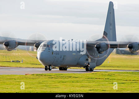 Lockheed CC-130J-30 par l'ARC (8e Escadre) Trenton Ontario Canada arrivant à RAF Lossiemouth en Ecosse. Banque D'Images