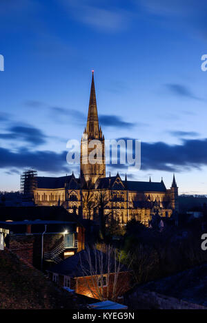 La cathédrale de Salisbury et les toits à la tombée de la nuit dans le centre-ville de Salisbury, Royaume-Uni Banque D'Images