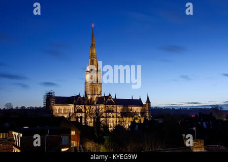La cathédrale de Salisbury et les toits à la tombée de la nuit dans le centre-ville de Salisbury, Royaume-Uni Banque D'Images
