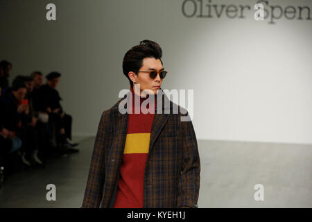 Le créateur de mode britannique Oliver Spencer présentant sa nouvelle collection saison au London Fashion Week AW18 Mens mode avec des gens célèbres Banque D'Images