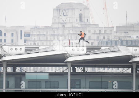 Une doublure court le long pont de Blackfriars à Londres, pendant le tournage de Mission Impossible 6. Banque D'Images