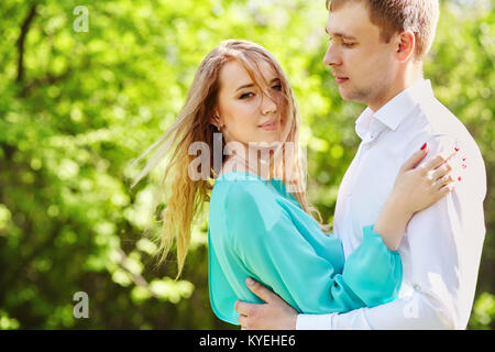 Jeune couple heureux dans l'amour en plein air Banque D'Images