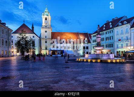 Ville de Bratislava Vieille Ville Place du Marché au crépuscule en Slovaquie, Roland Fontaine, ancien hôtel de ville et église des Jésuites. Banque D'Images