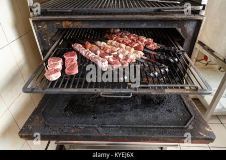 Avec de la viande et des brochettes grillées les médaillons de veau Banque D'Images