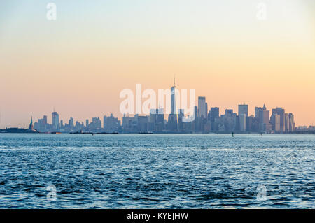 La première lumière sur la partie basse de Manhattan vu depuis le ferry pour Staten Island, New York, USA Banque D'Images