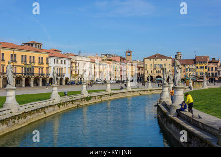City Square et Park avec canal à Padoue, Italie capturés pendant le vendredi saint d'avril 2015 Banque D'Images