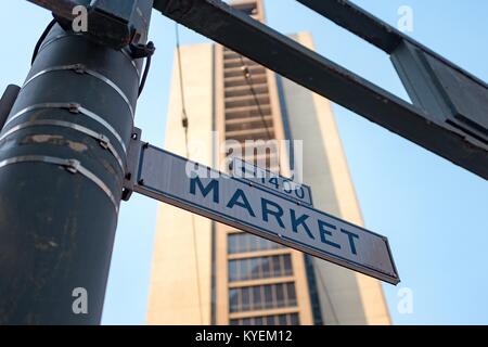 Close-up of road sign for Market Street, dans le sud de Market (SoMa) quartier de San Francisco, Californie, 13 octobre 2017. SoMa est connu pour avoir la plus forte concentration d'entreprises technologiques et d'entreprises d'une région à l'échelle mondiale. () Banque D'Images