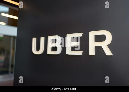 Signer avec logo au siège de l'entreprise de technologie de l'auto-partage dans l'Uber South of Market (SoMa) quartier de San Francisco, Californie, 13 octobre 2017. SoMa est connu pour avoir la plus forte concentration d'entreprises technologiques et d'entreprises d'une région à l'échelle mondiale. () Banque D'Images