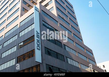 Inscription sur la façade du siège de l'entreprise la technologie audio Dolby Laboratories dans le South of Market (SoMa) quartier de San Francisco, Californie, 13 octobre 2017. SoMa est connu pour avoir la plus forte concentration d'entreprises technologiques et d'entreprises d'une région à l'échelle mondiale. () Banque D'Images