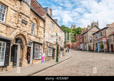 Sentier de Steep Hill qui traverse la vieille ville historique de Lincoln, Lincolnshire, Angleterre Banque D'Images