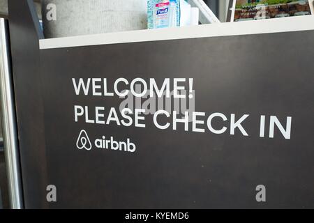 Signer avec le message "Veuillez vérifier à l' au siège de la location à court terme de l'entreprise Technologie Airbnb dans le South of Market (SoMa) quartier de San Francisco, Californie, 13 octobre 2017. SoMa est connu pour avoir la plus forte concentration d'entreprises technologiques et d'entreprises d'une région à l'échelle mondiale. () Banque D'Images