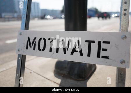 Style de construction road sign reading 'Motivate' dans le South of Market (SoMa) quartier de San Francisco, Californie, 13 octobre 2017. SoMa est connu pour avoir la plus forte concentration d'entreprises technologiques et d'entreprises d'une région à l'échelle mondiale. () Banque D'Images