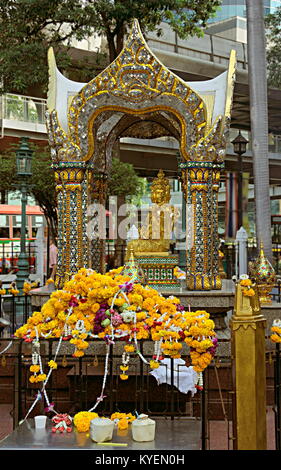 Détail de l'Erawan Shrine (Thao Maha Sanctuaire ou temple de Phrom Brahma le Grand), avec la statue de Phra Phrom. Banque D'Images