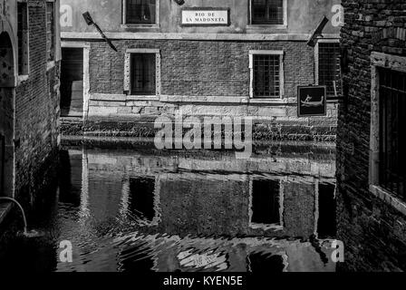 Canal Vénitien et de bâtiments anciens dans la lagune de Venise.2017 Banque D'Images