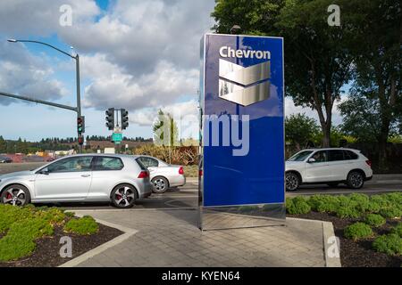 Les voitures roulent passé signer avec logo à l'entrée du siège mondial de la compagnie pétrolière Chevron dans l'Évêque Ranch office park à San Ramon, Californie, le 20 octobre 2017. () Banque D'Images
