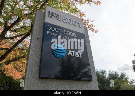 Signer avec logo au siège régional de la société de télécommunications ATT dans le ranch de l'évêque office park à San Ramon, Californie, le 20 octobre 2017. () Banque D'Images