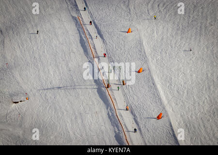 La station de ski 'Todtnau' est l'un des plus célèbres de la forêt-noire. Long distance shot de la "tübenwasen' levage lent et la neige sur les machines Banque D'Images